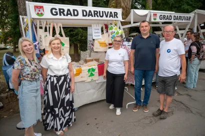 Ravnateljica razvojne agencije Daruvar Nicol Polenus, gradska pročelnica Danica Cetin, predsjednica udruge "Ždralice" Suzana Lipovac, gradonačelnik Damir Lneniček i predsjednik Udruženja obrtnika Daruvar Željko Jukić/ Foto: Predrag Uskoković/Grad Daruvar