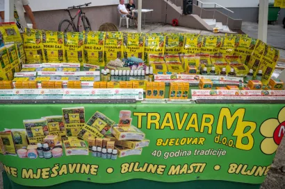 Bjelovarski travar Dario Blagojević u Daruvar je došao sa svojim čajevima, biljnim mastima, kapima i uljem/Foto: Predrag Uskoković/Grad Daruvar