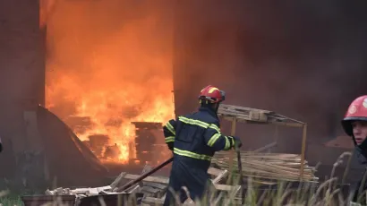Djurdjenovac, Nasice, 290615.Oko 17 sati u postrojenju nekadasnje tvornice DIK Djurdjenovac koja sada proizvodi namjestaj izbio je veliki pozar. Pozar je zahvatio velik dio tvornice. 100- tinjak radnika koji su u tom trenutku bili unutra uspjeli su se spasiti. Pozar jos uvijek nije ugasen.Foto: Ivan Cosic/Nasice.com/CROPIX