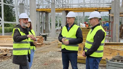 Ratko Vuković objšanjava što će se gdje nalaziti u budućem Turističko-rekreacijskom centru/Nikica Puhalo/MojPortal.hr