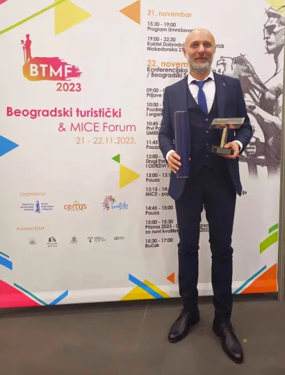 Ravnatelj Daruvarskih toplica Ratko Vuković s nagradom Turistička prizma koju su Daruvarske toplice osvojile u konkurenciji srodnih ustanova iz ukupno 10 država/Foto: Miran Husak