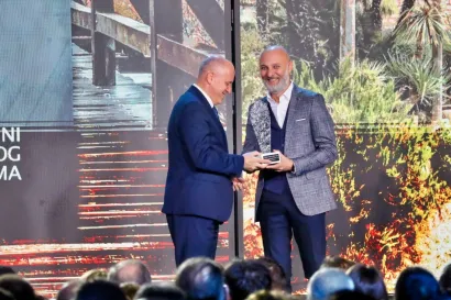 Branko Bačić uručuje nagradu ravnatelju Daruvarskih toplica Ratku Vukoviću/Foto: BBŽ
