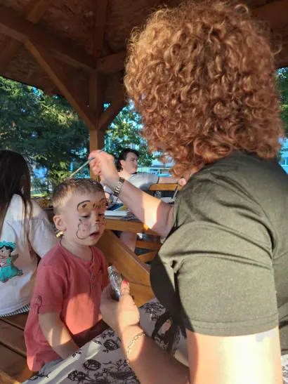 Dalije Penezić mališanima je oslikavala lica/Foto: Privatni album