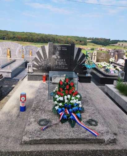 Na grob je položeno cvijeće/Foto: Općina Veliko Trojstvo