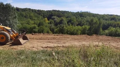 Općina Veliko Trojstvo radnim strojem izašla je u susret Sarah kod uređenja jahališta/Foto: Facebook Konjički klub Motus