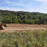 Općina Veliko Trojstvo radnim strojem izašla je u susret Sarah kod uređenja jahališta/Foto: Facebook Konjički klub Motus