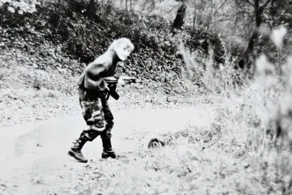 Baš u trenutku nastanka ove fotografije se počelo pucati pa je igrom slučaja zabilježeno kako se saginje/Foto: Privatni album