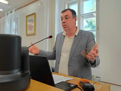 Damir Bajs je imao pitanje o poslovnoj zoni/Foto: Slavica Trgovac Martan
