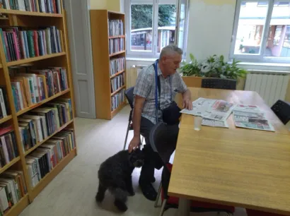 Luna strpljvo čeka da Nikola pročita novine/Foto: PKIČ Daruvar