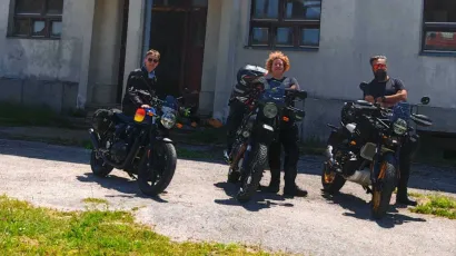 Zajednička vožnja Royal Enfield motora u lipnju ove godine: Kristina Furač s RE Interceptorom, Zvjezdana Drašner s RE Himalayan 411 i Tihomir Stanić s RE Himalayan 450/Foto: Zvjezdana Drašner