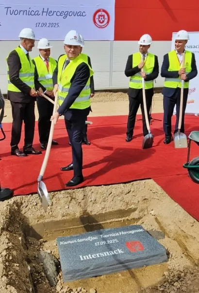 Načelnik Boro Bašljan baca cement na kamen temeljac/Foto: Nikica Puhalo/MojPortal.hr