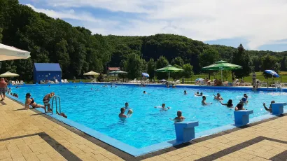 Veliki bazen na kojem nikada nema gužve i naguravanja/Foto: Facebook Bazen Gradina Šandrovac