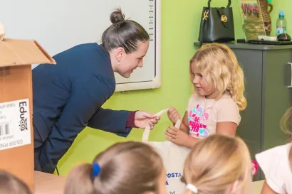 Darove je učenicima podijelila gradonačelnica/Foto: Davor Kirin
