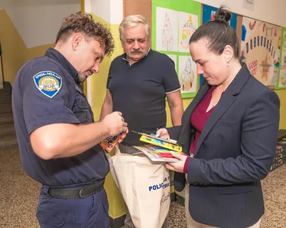 U torbi se našlo mnoštvo darova/Foto: Davor Kirin