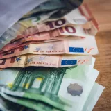 Zaposlenica gradskih javnih radova Branka Sibinčić (40) na cesti je u ponedjeljak prijepodne pronašla mušku torbicu/Foto: Unsplash