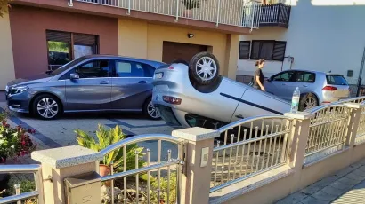 Automobil je završio u dvorištu kuće/Foto: Čitatelj