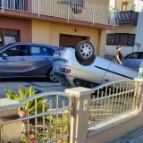 Automobil je završio u dvorištu kuće/Foto: Čitatelj