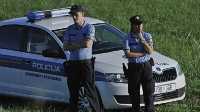 Zagreb, 270814.HGSS i policijski djetalnici pronasli su tragove koji upucuju na automobil koji je jucer sletio u rijeku Savu. Foto: Srdjan Vrancic/CROPIX