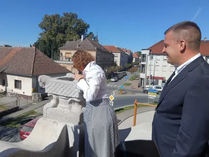 Vremenska kapsula položena je u stup iznad ulaza u SOkolanu/Foto: Slavica Trgovac Martan