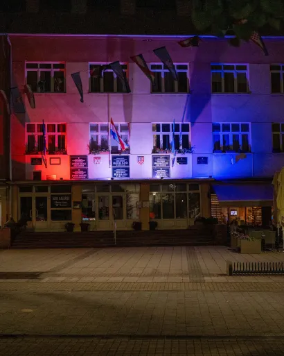 Zgrada Gradske uprave u bojama hrvatske trobojnice/Foto: Predrag Uskoković/Grad Daruvar 