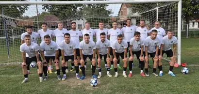 Prva postava NK Bila ima posebne navijačice/Foto: Privatni album