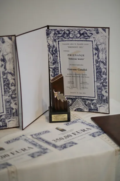 Nova nagrada stigla je u ruke daruvarskog pjesnika/Foto: Fabijan Đukić