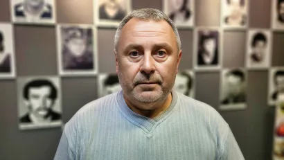 Alen Skender u prostoriji HVIDR-e Grubišno Polje u kojoj se nalaze portreti poginulih branitelja i civila s tog područja/Foto: Nikica Puhalo/MojPortal.hr