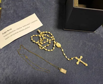 Osobni predmeti koji su pronađeni uz branitelje u masovnoj grobnici/Foto: Udruga obitelji poginulih branitelja Domovinskog rata Kusonje 1991-1993 