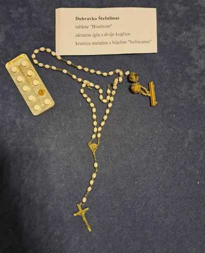 Na žalost, u nekoliko slučajeva pronađeni predmeti nisu imali kome biti vraćeni te ih čuvaju u udruzi/Foto: Udruga obitelji poginulih branitelja Domovinskog rata Kusonje 1991-1993