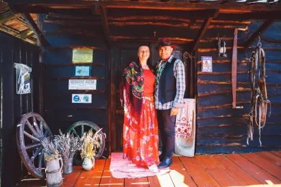 Slađana i Goran Đurđević goste su dočekali u tradicionalnim Romskim nošnjama/Foto: vilicomkrozhrvatsku (Kasandra Draganić)