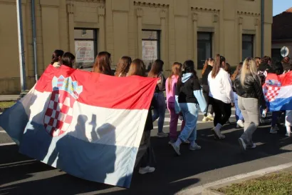 Mladi Bjelovarčani ponosno su istaknuli hrvatsku zastavu/Foto: Slavica Trgovac Martan