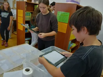 Učenici su naučili izrađivati papir/Foto: OŠ Vladimir Nazora Daruvar