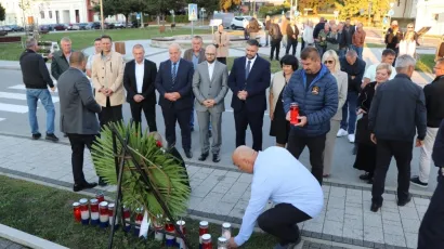 Polaganje vijenaca za sve pale žrtve/Foto: Pakrački list