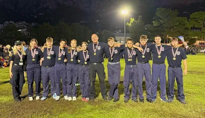 Ekipa mladeži DVD-a Daruvar sa svojim voditeljima i osvojenim peharom/Foto: DVD Daruvar