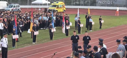 Članovi mladeži Sven i Patrik na preuzimanju pehara za osvojeno 1.mjesto na vatrogasnim igricama u kategoriji muške mladeži/Foto: DVD Daruvar