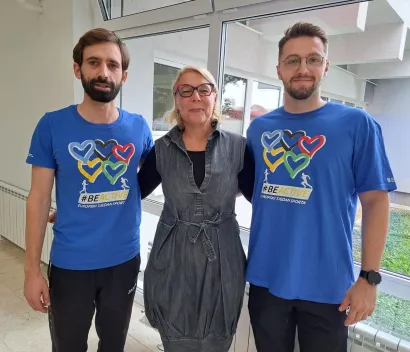 Ravnateljica OŠ Vladimira Nazora Daruvar Kornelija Častek s Petrom Otkovićem i Foto: Veteranski centar Daruvar