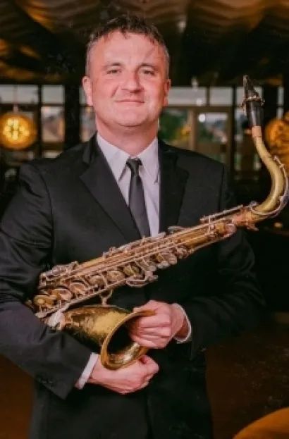 Goran Jurković stiže sa svojim saksofonom/Foto: GŠ Brune Bjelinskog