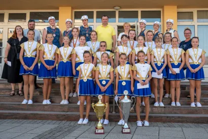 Daruvarske mažoretkinje DA-ME ispred gradske uprave/Foto: Predrag Uskoković/Grad Daruvar