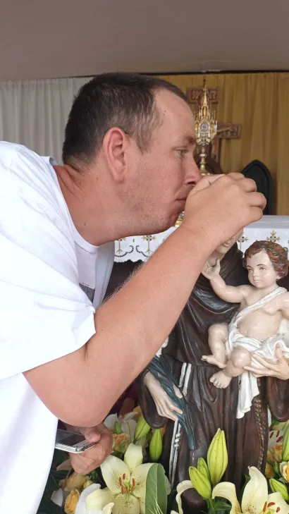 Poljubac svetom Antunu/Foto: Privatni album