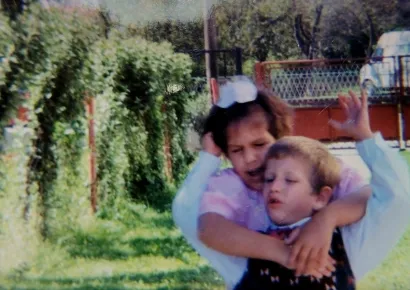 U bratskom zagrljaju sa sekom Draženkom/Foto: Privatni album