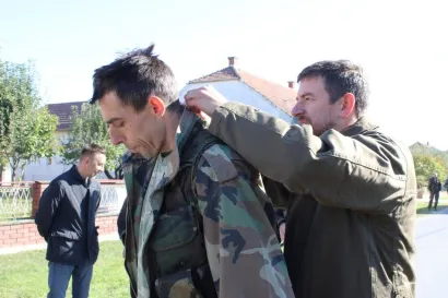 Glumci nose nakit s kojim su poginuli branitelji u Kusonjama//Foto: Slavica Trgovac Martan