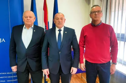 Predsjednik Zajednice udruga hrvatskih branitelja Domovinskog rata policije RH Marijan Smernić i dopredsjednik Edim Muratović s ministrom Tomom Medvedom/Foto: Privatni album