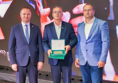 Župan Marko Marušić uručio je prošle godine Edimu Muratoviću plaketu Tihomir Trnski/Foto: Privatni album