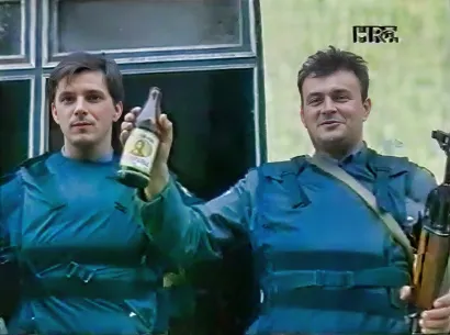 Edim Muratović (lijevo) nakon jedne od bitaka u Domovinskom ratu/Foto: Privatni album