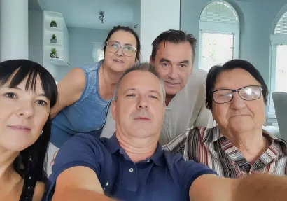 Edim s majkom, bratom i sestrama/Foto: Privatni album