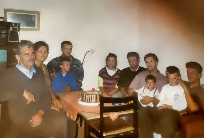 Edim s svojom obitelji (drugi s desna)/Foto: Privatni album