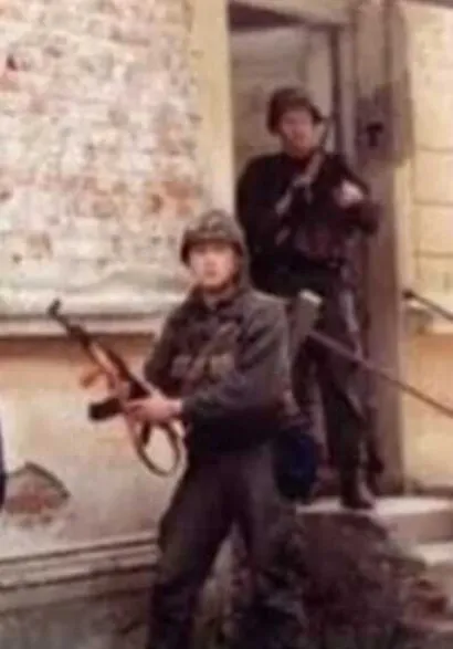 Edim Muratović (u prvom planu) tijekom obrane Petrinje/Foto: Privatni album