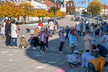 Mnoštvo mališana crtalo je po središnjem gradskom trgu/Foto: Grad Daruvar