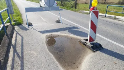 Oštećenja na mostu su jasno vidljiva kao i puknuća asfalta/Foto: Mario Barać/MojPortal.hr