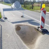 Oštećenja na mostu su jasno vidljiva kao i puknuća asfalta/Foto: Mario Barać/MojPortal.hr